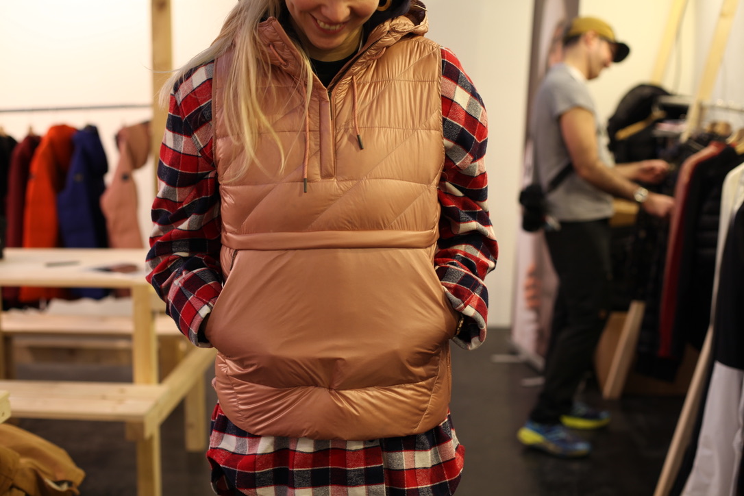 ISPO-2019-Holden-Women's-Side-Zip-Down-Vest-2019-2020